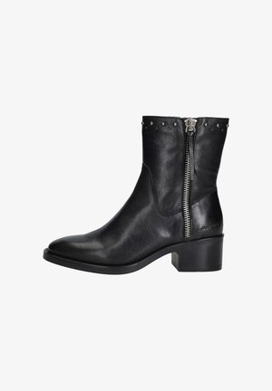 Zwarte leren enkelboot met een spitse neus, lage blokhak en decoratieve studs aan de bovenkant. Voorzien van een zijrits voor sluiting.