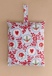 Díszpárna világoskék háttérrel, rajta piros rózsák, szívek és magyal körkörös mintázatban. Függesztő füllel ellátva.