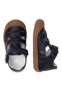 Modré kožené sandály se zakrytou špičkou a otevřenými stranami. Mají suchý zip a hnědou gumovou podrážku. Hladký povrch a lehký design.