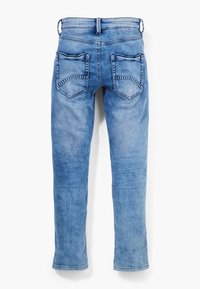 Jeans de mezclilla azul claro con un diseño de pierna recta, que cuentan con dos bolsillos traseros con un patrón de costura decorativa y presillas en la cintura.