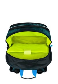 Černý batoh s živě žlutým vnitřkem, obsahující polstrovanou přihrádku a nastavitelné modré popruhy. Texturovaný design kolem vrchu.