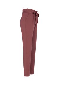 Bordeauxrode broek met een tailleband en ceintuur, rechte pijpen, twee zijzakken en een gladde textuur.
