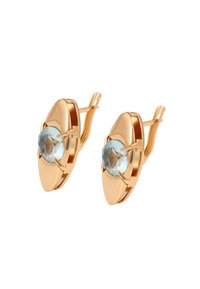 Goldfarbene Ohrringe mit einem hellblauen ovalen Edelstein, der in einem schlanken, modernen Design mit geschwungenen Kanten und sicheren Hakenverschlüssen eingefasst ist.