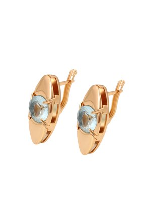 Cercei cu tonuri de aur, având o piatră prețioasă ovală de culoare albastră deschisă, amplasați într-un design modern, elegant, cu margini curbe și spate cu cârlige sigure.