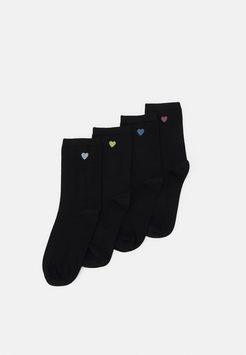 Set van vier zwarte katoenensokken met kleine gekleurde hartpatronen op de enkel: lichtblauw, groen, donkerblauw en roze.