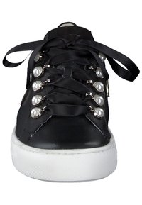 Zwarte leren sneaker met satijnen veters, voorzien van zilveren ooghardware en een witte rubberen zool. Soepele textuur en rondere toe design.