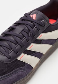 adidas Performance PREDATOR FREESTYLE INDOOR - Chaussures de football sur gazon - aurora black/alumina/turbo
