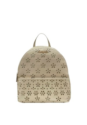 Piccolo zaino beige con motivi floreali traforati e tasca frontale con cerniera, con maniglia superiore e logo del marchio dorato.