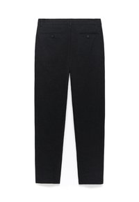 Czarne spodnie z teksturowanej tkaniny. Posiadają dwie tylne kieszenie z guzikami, prosty krój oraz starannie wykończony dół.