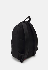 Sac à dos noir avec structure rembourrée, détails en mesh à l'arrière, bretelles ajustables et une poignée supérieure, conçu pour le confort et la durabilité.