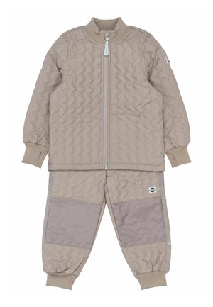 Beżowy pikowany zestaw dla dzieci składający się z kurtki i spodni, z ściągaczami na rękawach i nogawkach, przednim zamkiem błyskawicznym oraz wzmocnionymi łokciami i kolanami.