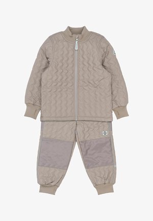 Sada detskej prešívanej béžovej bundy a nohavíc s rebrovanými lemi, predným zipsom a zosilnenými záplatami na kolenách.