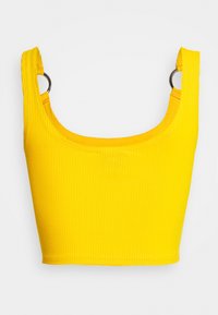Keltainen ribbattu crop-top, jossa on pyöreä pääntie ja hopeiset renkaat olkaimissa, hienolla pinnalla ja tiukalla siluetilla.
