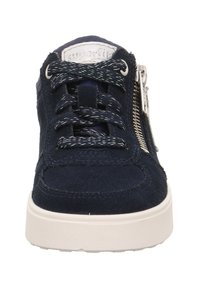 Granatowe zamszowe buty na białej gumowej podeszwie, z sznurowanym wiązaniem i bocznym zamkiem błyskawicznym. Teksturowane akcenty na sznurowadłach dodają charakteru.