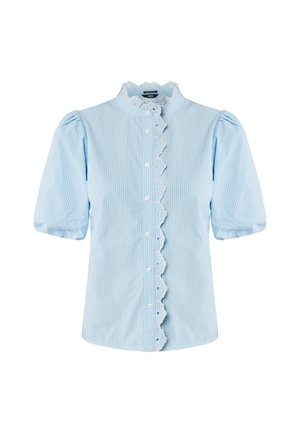 Blusa de manga corta de color azul claro, con rayas verticales blancas, cuello alto y encaje en el borde de la tapeta de botones y las mangas. Los botones son blancos.