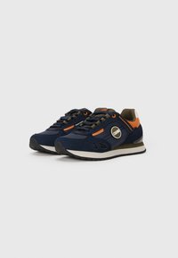 Marineblaue Sneaker mit orangefarbenen und olivgrünen Akzenten, Obermaterial aus Textil, schwarze Gummisohle und weiße Zwischensohle; mit Logodetail an der Seite.