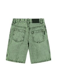 Shorts in denim verde con una texture sbiadita, cinque tasche e una patch nera con il logo sulla cintura. Taglio classico con dettagli cuciti.