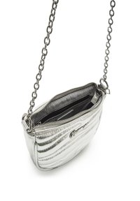 Silberne Metallic-Umhängetasche mit Kettenriemen, strukturierter Außenseite, Reißverschluss und gestreiftem Stofffutter. Kompakte ovale Form.