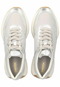 Paire de baskets à lacets blanches et argentées avec semelles beiges, vue de dessus, marquées "GEOX Respira" à l'intérieur.
