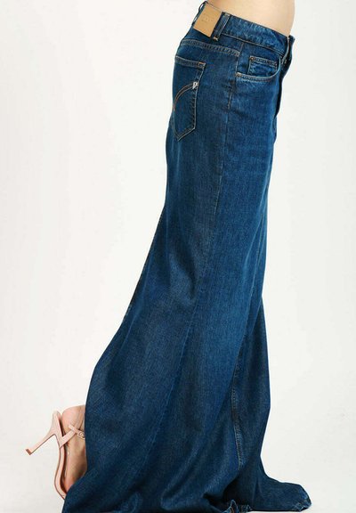 Falda maxi de mezclilla en azul oscuro, con cintura alta, bolsillos y una silueta larga y fluida. Textura suave con detalles de costura mínimos.