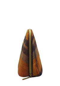 Pochette triangulaire marron et orange en tissu texturé, dotée d'une fermeture éclair dorée sur le bord et d'un motif écossais subtil.