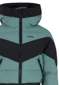 Chaqueta acolchada en teal y negro, con un alto cuello, cierres de cremallera y un diseño en chevrón contrastante; incluye dos bolsillos laterales con cremallera.