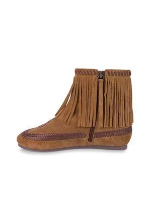 Stivaletto alla caviglia in camoscio marrone con rifinitura a frange, dettagli intrecciati in pelle marrone scuro e chiusura laterale con cerniera.