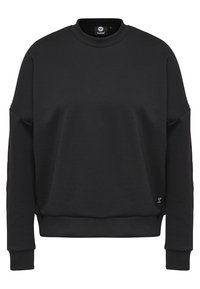 Svart sweatshirt i mjukt tyg, med rund halsringning och sänkta axlar, samt en liten logotyp på nedre vänstra sidan.