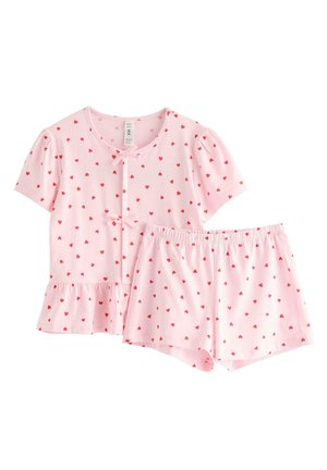 Roze pyjamaset met korte mouwen en rood hartjespatroon, bestaande uit een top met knopen en strikjes en bijpassende short met elastische taille.