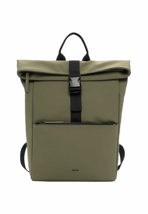 Plecak oliwkowo-zielony z rolowanym zamknięciem, czarnym paskiem z klamrą, przednią kieszenią na zamek, czarnym uchwytem oraz logo "RUE 09" na dolnej części z przodu.