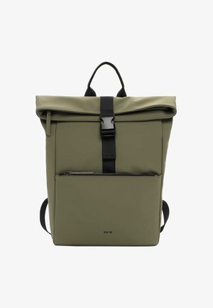 Plecak oliwkowo-zielony z rolowanym zamknięciem, czarnym paskiem z klamrą, przednią kieszenią na zamek, czarnym uchwytem oraz logo "RUE 09" na dolnej części z przodu.