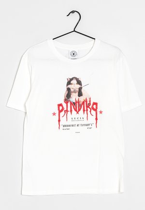 Weißes T-Shirt mit einer Grafik einer schwarz-weißen Katze, die eine Zigarette hält, rotem "Pinko"-Schriftzug und dem Aufdruck "Breakfast at Tiffany's" darunter.