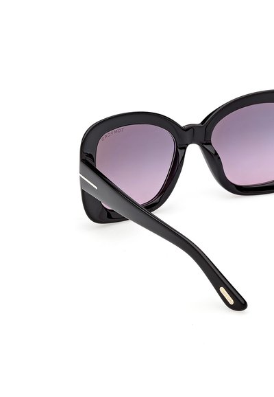 Lunettes de soleil surdimensionnées noires avec verres dégradés violets, finition brillante, et logo "Tom Ford" à l'intérieur de la branche et du verre.
