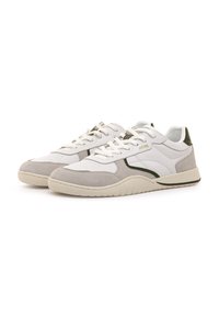 Sneakers in pelle bianca con dettagli in camoscio grigio, lati strutturati e particolare verde sul tallone. Presentano lacci piatti e una suola ammortizzata per il massimo comfort.