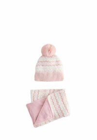 Rosa Strickmütze mit Pompon und passendem Schal mit Wellenmuster; weiche, wollähnliche Textur mit einem gemütlichen Fleecefutter.