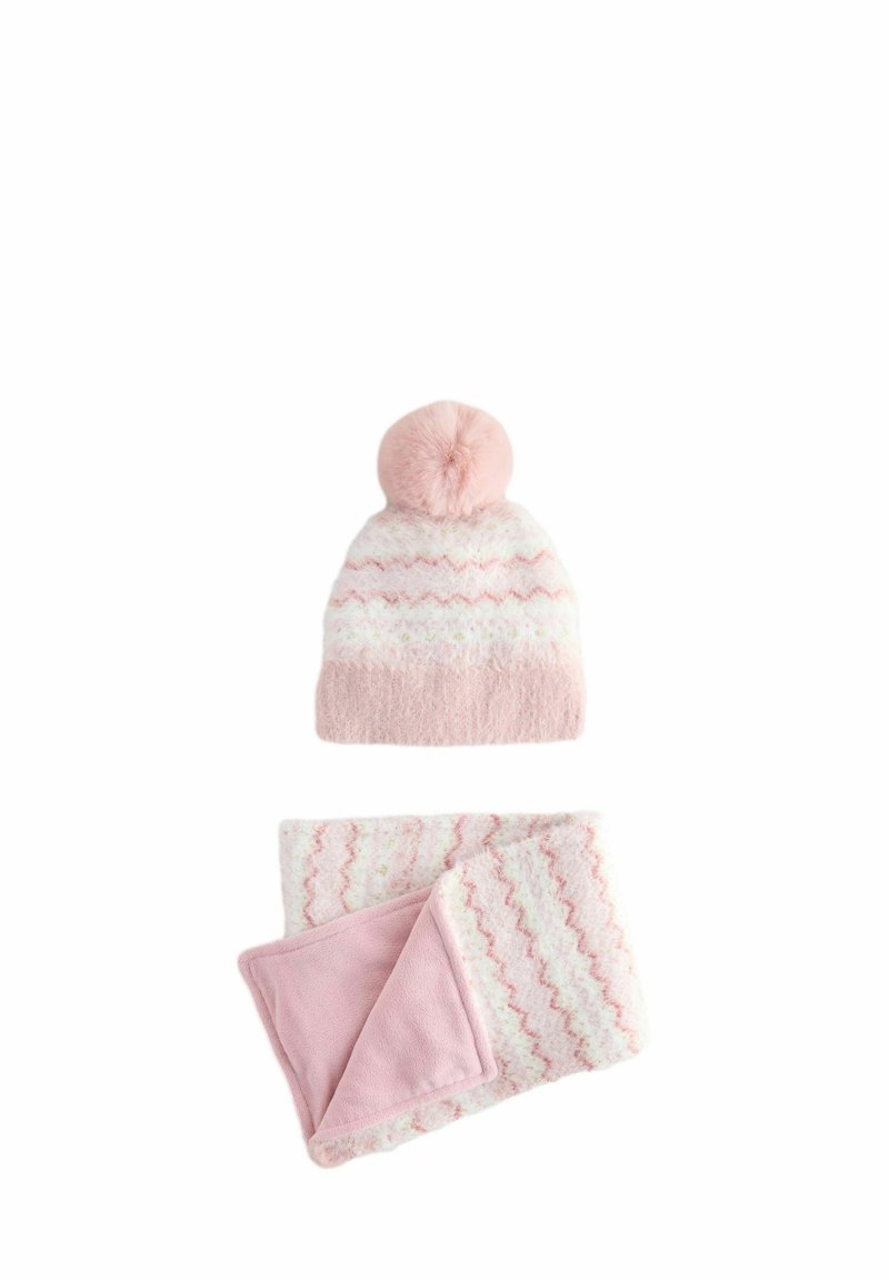 Rosa Strickmütze mit Pompon und passendem Schal mit Wellenmuster; weiche, wollähnliche Textur mit einem gemütlichen Fleecefutter.