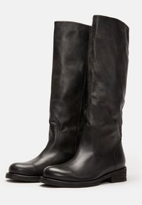 Bottes noires en cuir jusqu'au genou avec une texture lisse, un design à bout rond et un petit talon empilé. Présentent des accents de couture discrets sur les côtés.