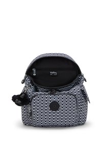 Bolso Kipling de patrón en blanco y negro con cierre de cremallera, bolsillo interior con cremallera, exterior de tela y adorno de llavero de mono peludo.