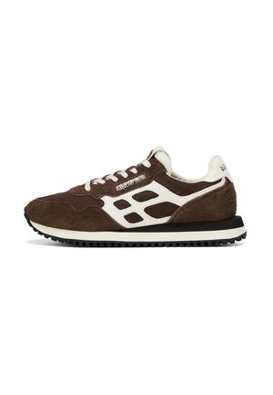 Brun og hvid sneaker med ruskind og læderpaneler, hvide snørebånd, sort rillet sål og retro atletisk design, vist fra siden.