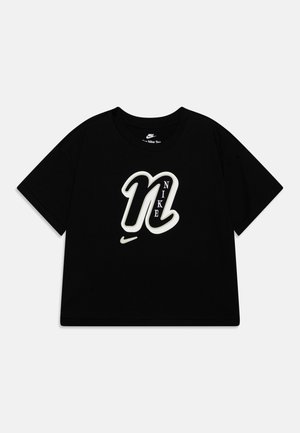 Camiseta de algodón negra con un gran logo de Nike en blanco y gris y una "N" estilizada. Mangas cortas, cuello redondo, corte relajado.