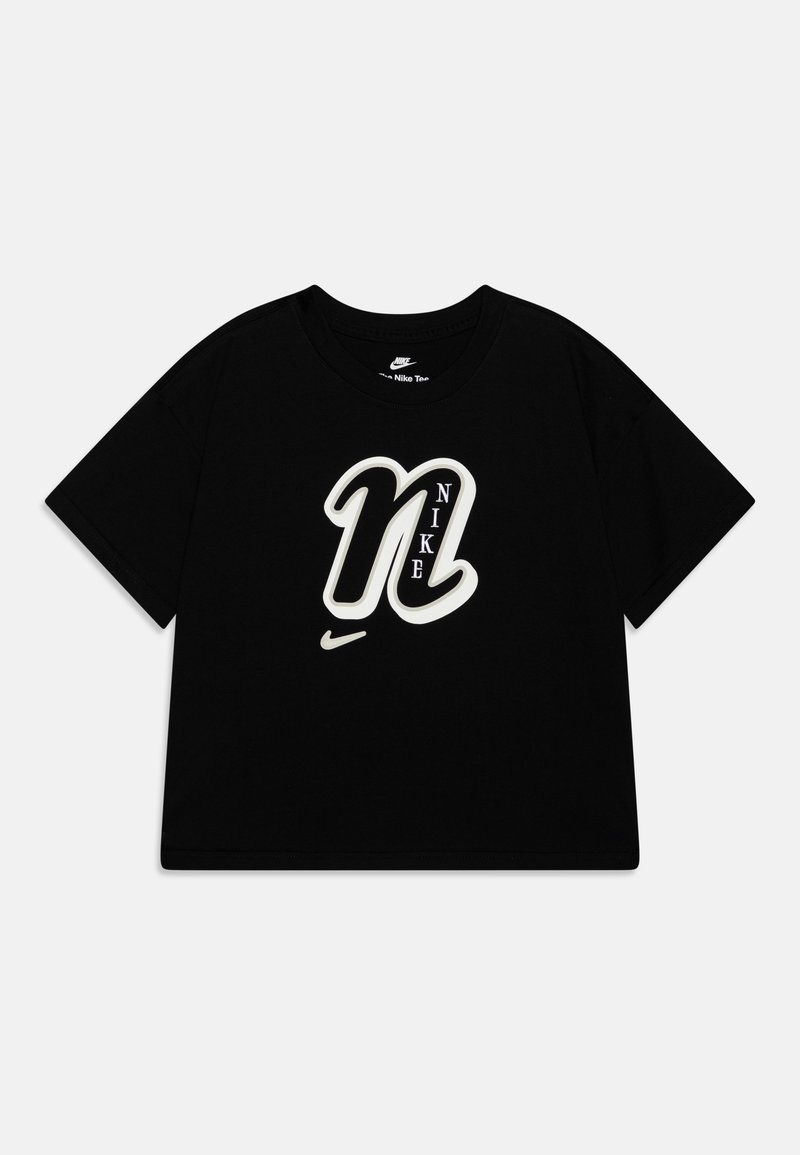 Camiseta de algodón negra con un gran logo de Nike en blanco y gris y una "N" estilizada. Mangas cortas, cuello redondo, corte relajado.