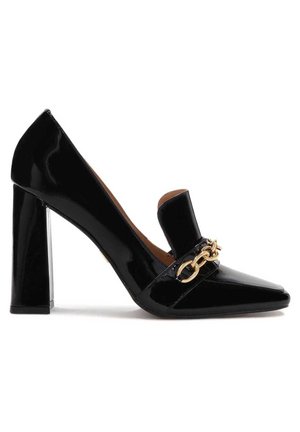 Sort laklæder højhælet sko med spids tå, med en guldkædekant over vristen og en chunky firkantet hæl.
