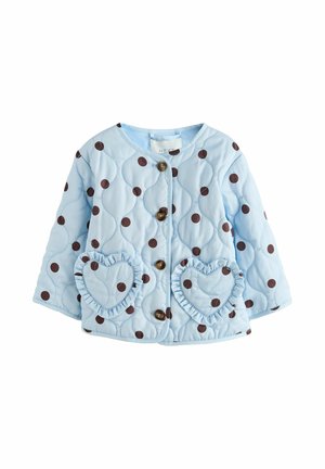Jachetă matlasată pentru copil mic, de culoare albastru deschis, cu buline maro, nasturi maro și buzunare în formă de inimă cu volănașe pe față.