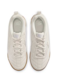 Tênis atléticos brancos com parte superior em sintético texturizado, fecho de atacadores e sola de borracha natural. Apresenta o logotipo da Nike na língua e na palmilha.