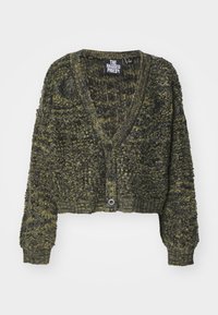 Cardigan en maille vert, tissu texturé avec col en V et manches longues. Comprend cinq boutons sur le devant et une coupe courte.