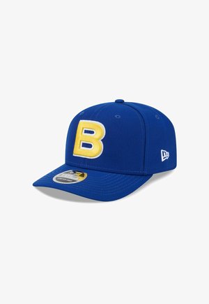Blaues Snapback-Cap mit einem großen gelben Buchstaben "B" auf der Vorderseite und einem weißen New Era-Logo an der Seite.