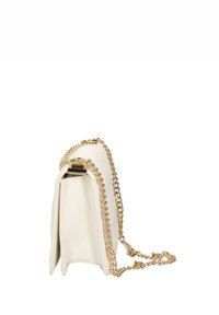Borsa a tracolla in pelle bianca con design trapuntato, tracolla in catena dorata e chiusura in metallo dorato. Vista laterale che mette in risalto la forma strutturata.