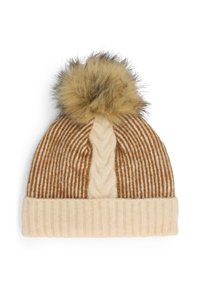 Berretto lavorato a maglia in beige e marrone con strisce verticali e motivo a treccia. Presenta un soffice pom-pom in pelliccia sintetica nella parte superiore.