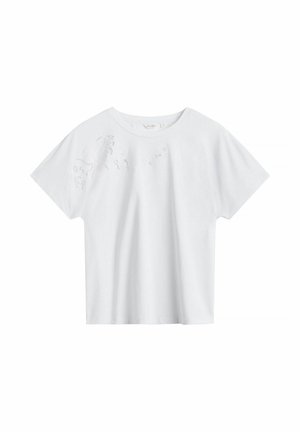 T-shirt blanc à manches courtes avec un détail subtil de découpe en dentelle florale sur le côté supérieur gauche près de l'épaule.