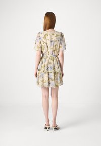 Rochie florală stratificată cu mâneci scurte, în nuanțe de bej deschis, verde și albastru. Dispune de o talie ajustată și o fustă fluidă.